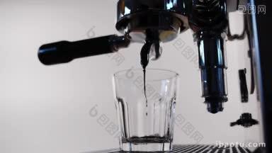 <strong>一杯</strong>咖啡就准备好了，<strong>一杯</strong>咖啡就放在咖啡机旁，用透明的杯子盛着咖啡